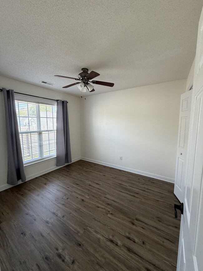 Building Photo - 2385 Wedgewood Dr