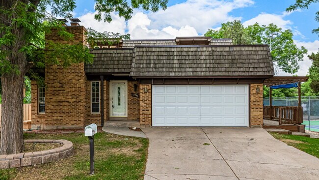 Foto del edificio - Two-Story home in  Cherry Creek Racquet Cl...