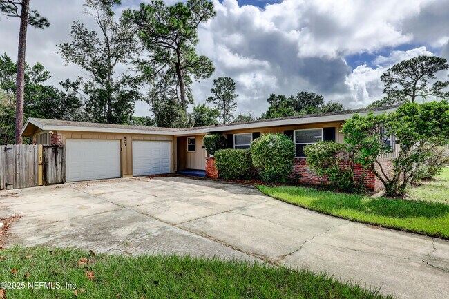 Building Photo - 803 Barbados Rd