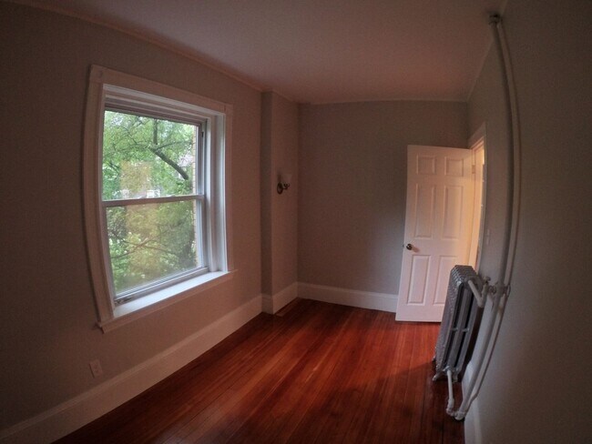 Building Photo - Nicely renovated, pet friendly 1 bed unit with in-unit laundry and utilities included!