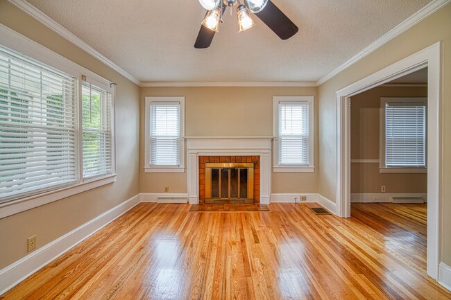 Building Photo - Lovely 3 BR, 2 BA, 2 Car Garage Home Off N...