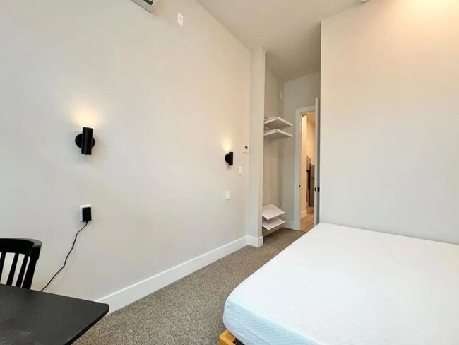 Building Photo - Nice room in a good neighborhood