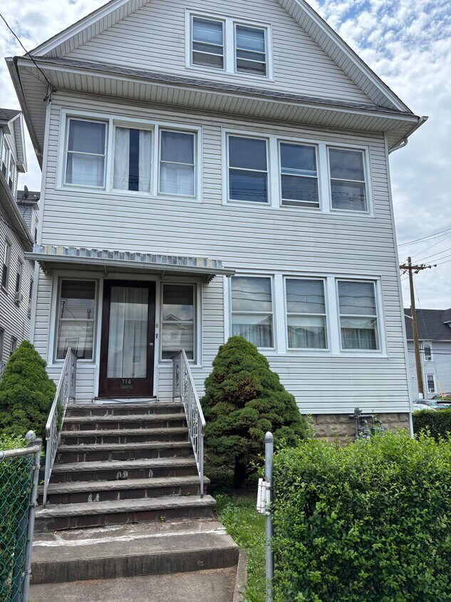 casa de 2 familias - 714 Linden Ave