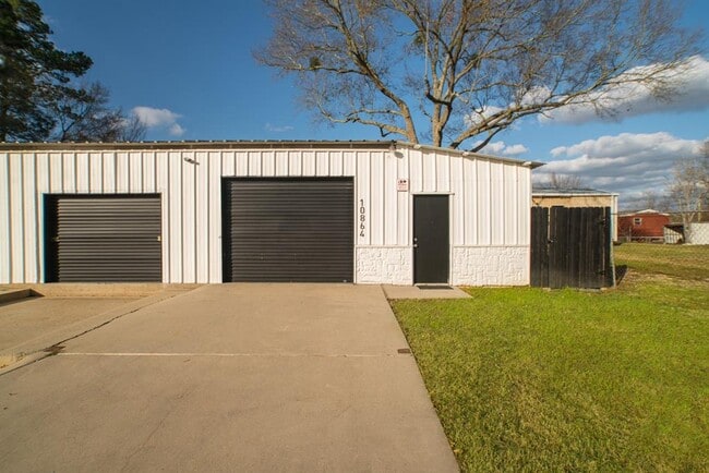 Building Photo - 10864 Pecan St