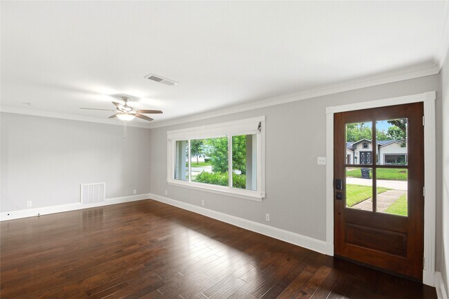 Building Photo - 2207 Saxon Dr