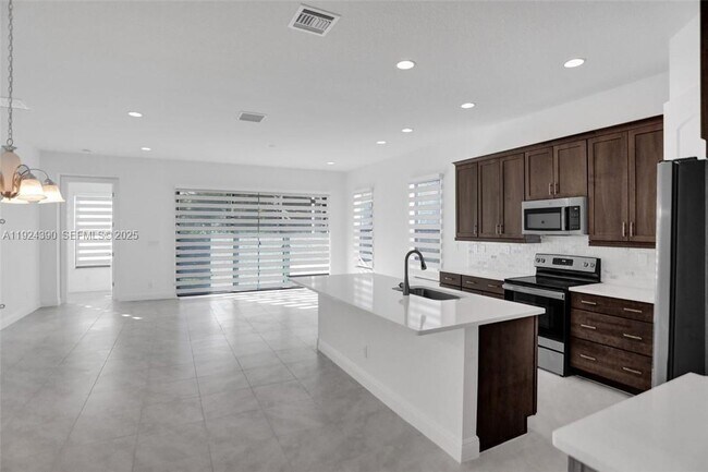 Building Photo - 8450 NW 39th Ct