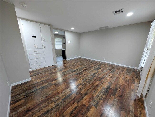 Foto del edificio - 2216 Hasley Dr