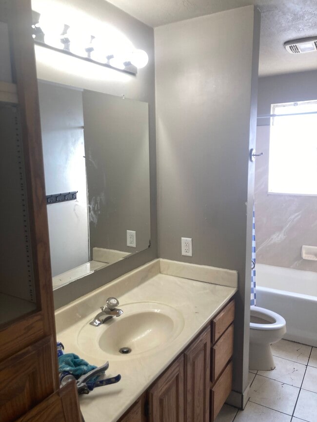 Building Photo - 892 S 550 E