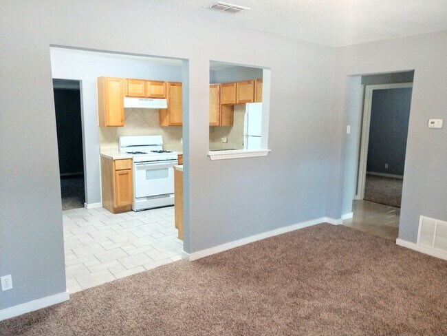 Foto del edificio - 3 bedroom 1 bath house in central Denton.