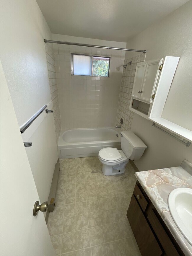 Foto del edificio - ***MOVE IN SPECIAL*** 1 FULL MONTH RENT FREE*** South Hill With Unique Layout