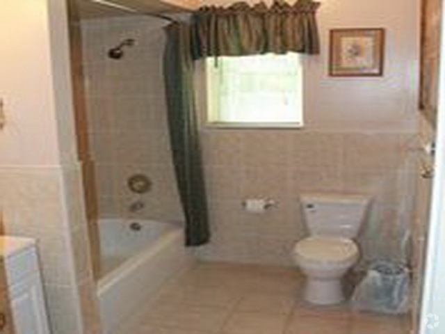 Bathroom - Colonial Manor Apartments