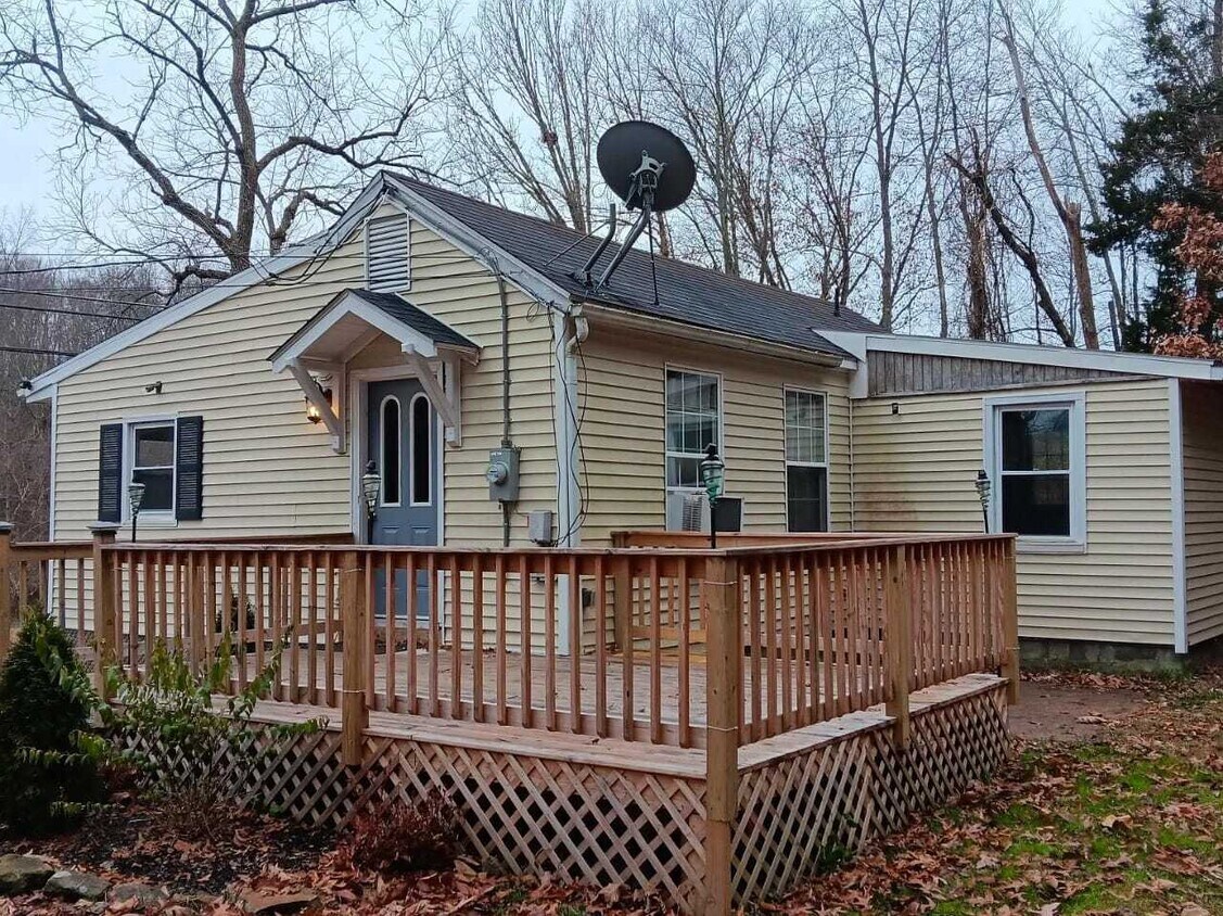 787 Meixsell Valley Rd, Saylorsburg, PA 18353 Room for Rent in