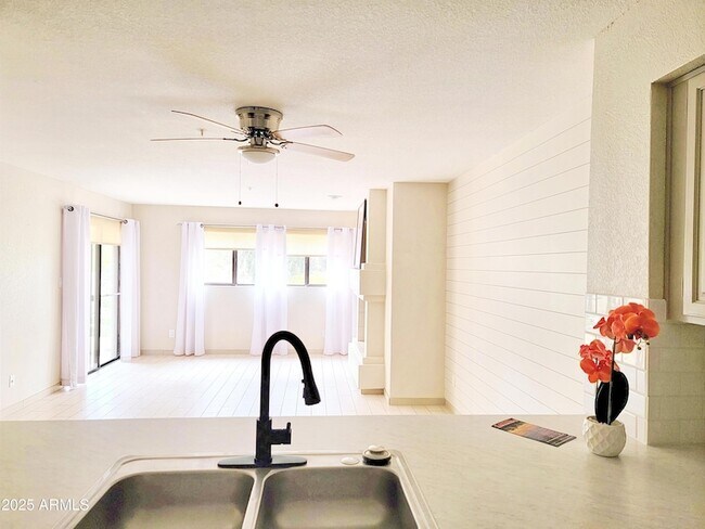 Foto del edificio - 10080 E Mountainview Lake Dr