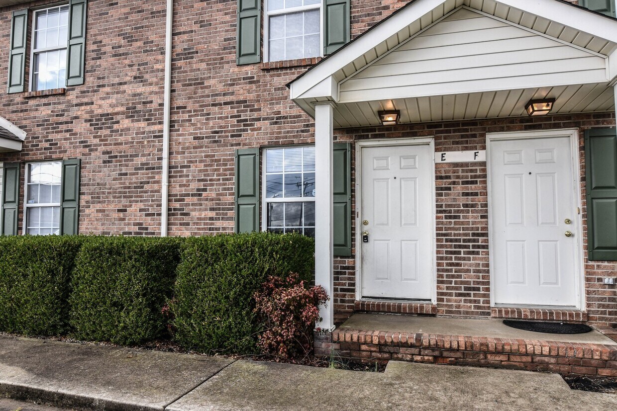 Primary Photo - Pet Friendly Town Home by Gate 1!