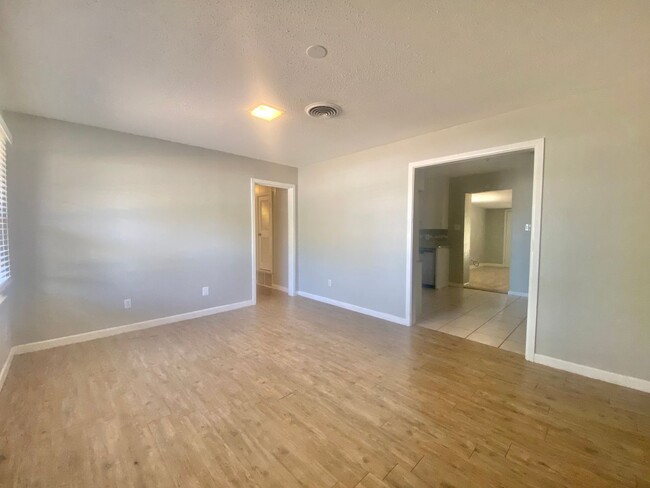Building Photo - PRE-LEASING NOW - Great 3 bedroom 2 bath n...