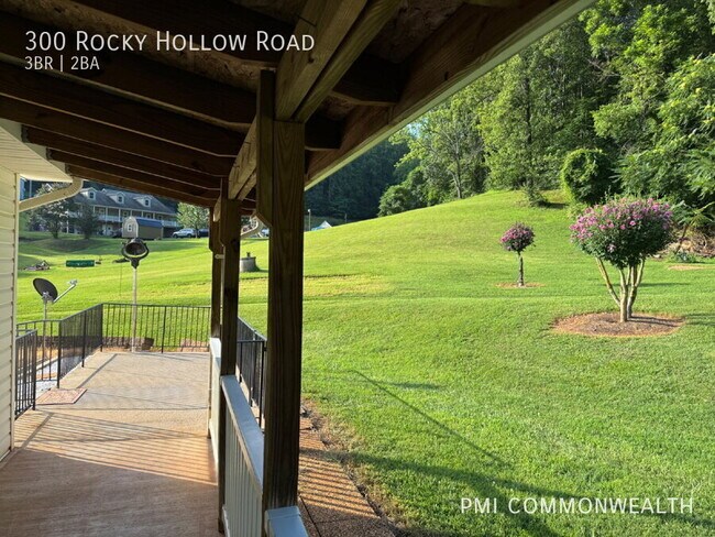 Foto del edificio - 300 Rocky Hollow Rd