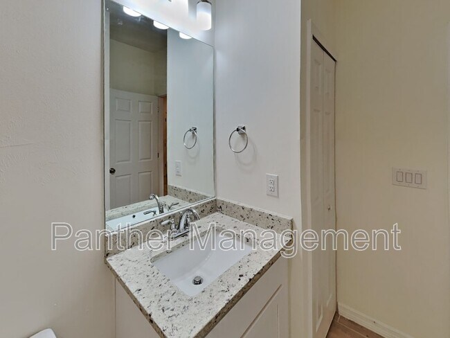 Foto del edificio - 5226 Centennial Blvd