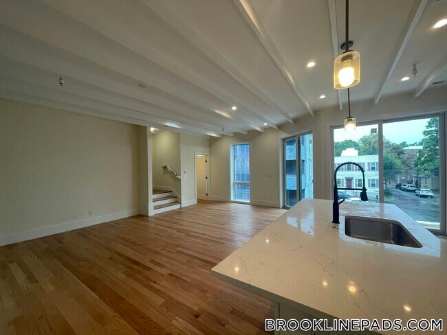 Building Photo - 65 Cameron St