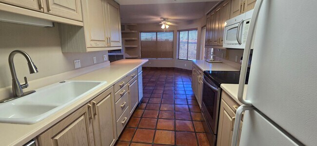 Foto del edificio - UNFURNISHED GREAT SINGLE FAMILY HOME