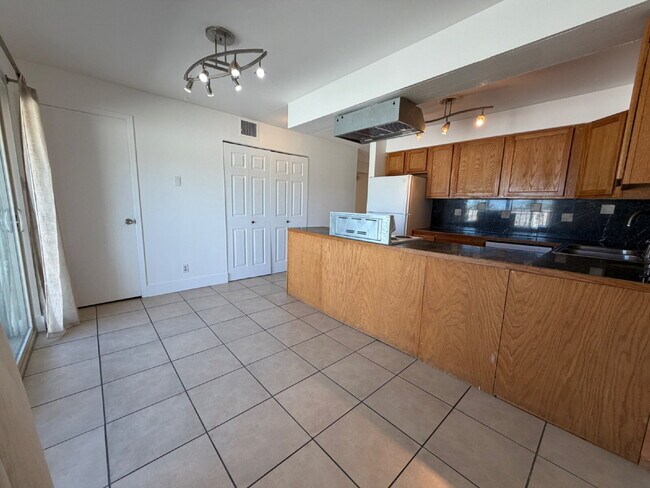 Foto del edificio - Spacious 2-Bedroom Condo with Fireplace, Private Patio & In-Unit Laundry in DTC!