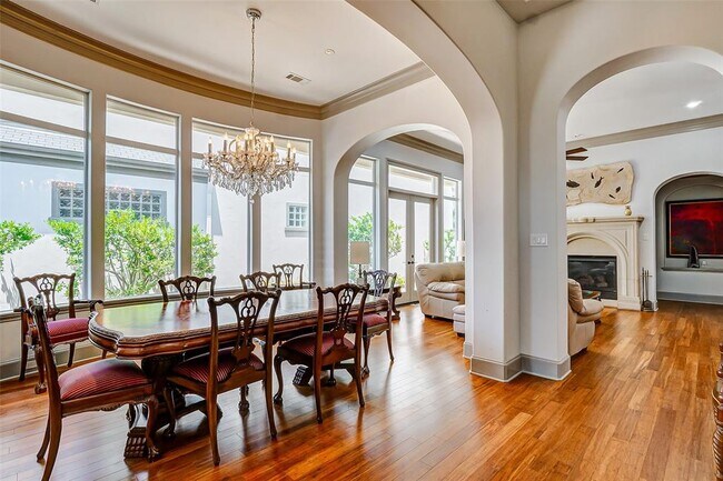 Building Photo - 2702 Tudor Manor
