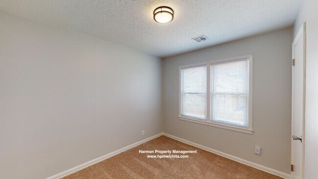 Foto del edificio - 2210 W Greenfield St