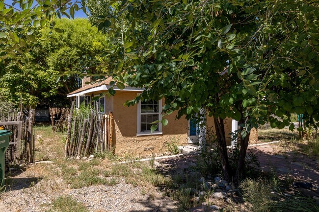 Foto del edificio - 2-Bedroom Home with Fenced Yard & In-Unit Laundry