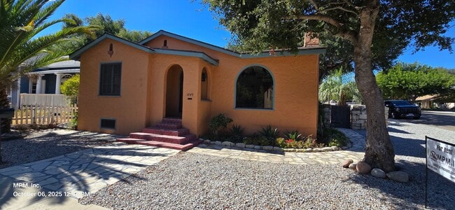 Building Photo - 3 Bedroom 1.5 bath with large basement  and carport.