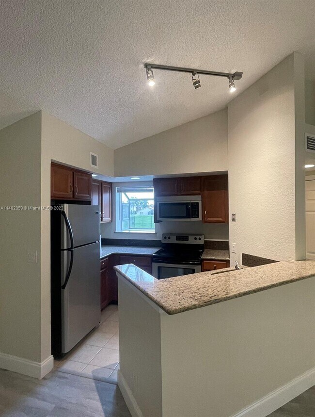 Foto del edificio - 3420 Pinewalk Dr N