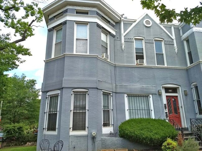 Building Photo - 800 F St NE