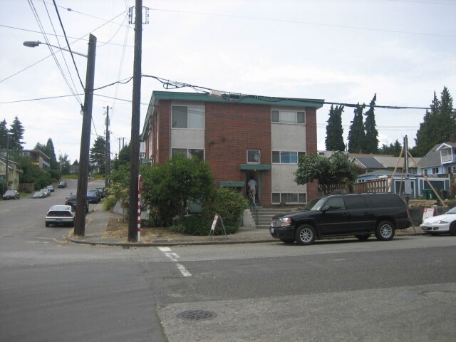 Primary Photo - 4503 Woodland Park Ave N
