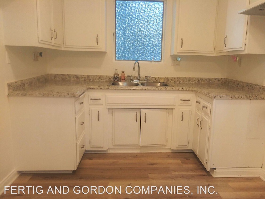 Primary Photo - 1270 N Hudson Ave