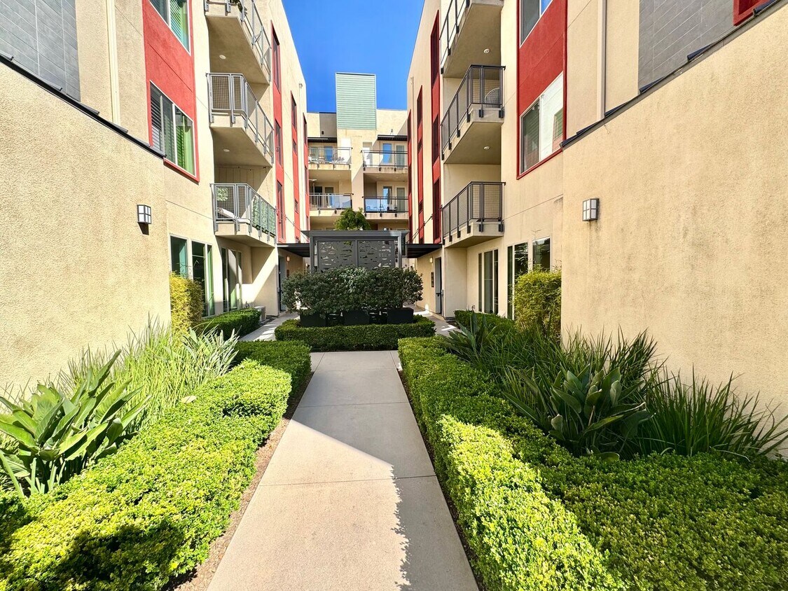 Foto principal - Contemporary 2 Bedroom 2 bath condo in the...