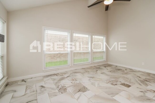 Building Photo - 11847 Fairpoint Dr