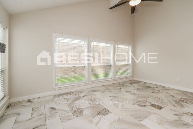 Foto del edificio - 11847 Fairpoint Dr