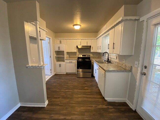 Building Photo - 3 bedrooms 1 bath