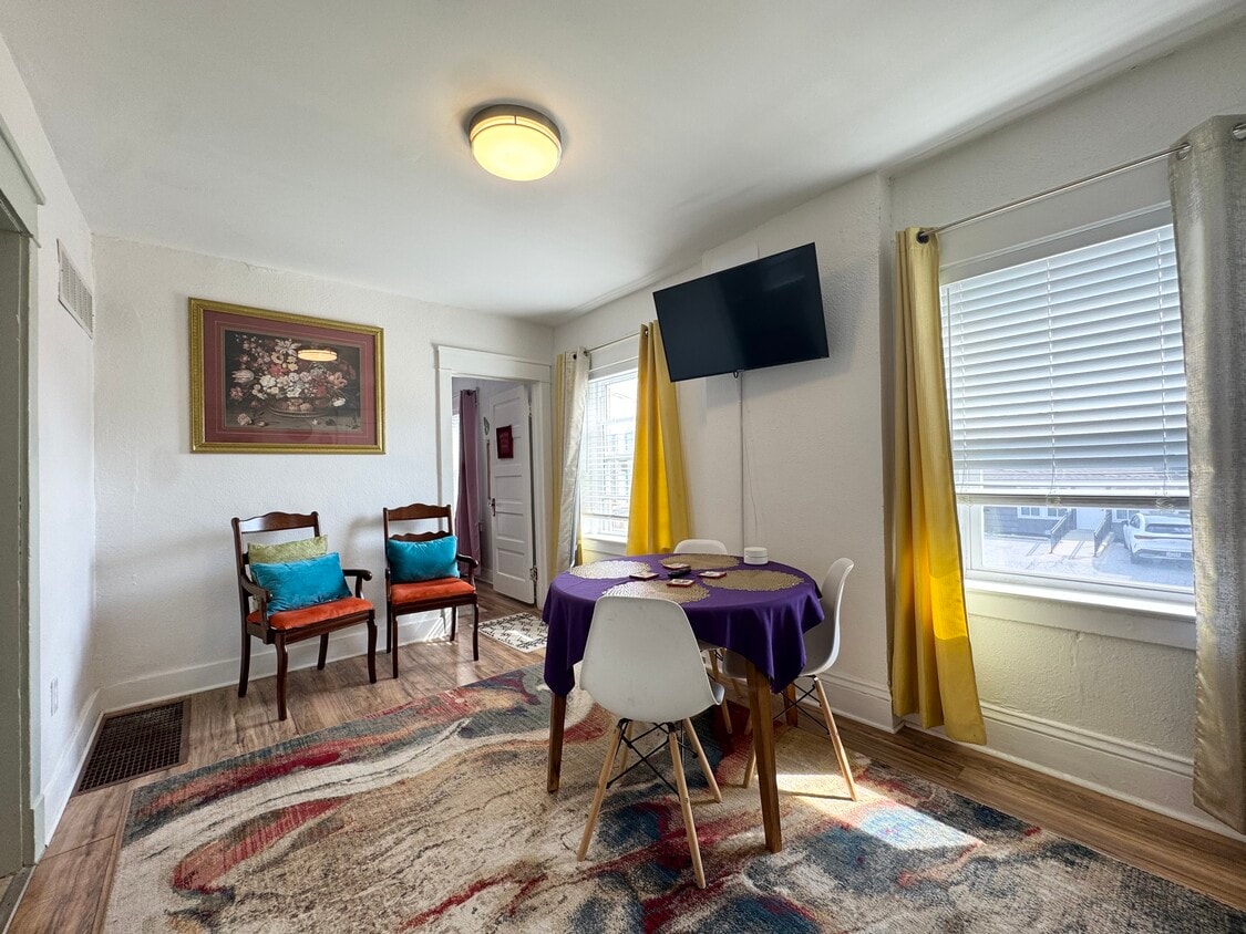 Primary Photo - 512 W 39th Ter