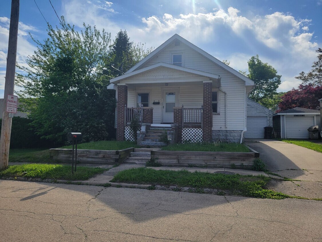 Primary Photo - Available E Peoria 3BR/1BA w/Garage