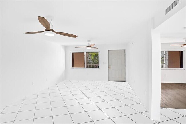 Foto del edificio - 9470 Tangerine Pl