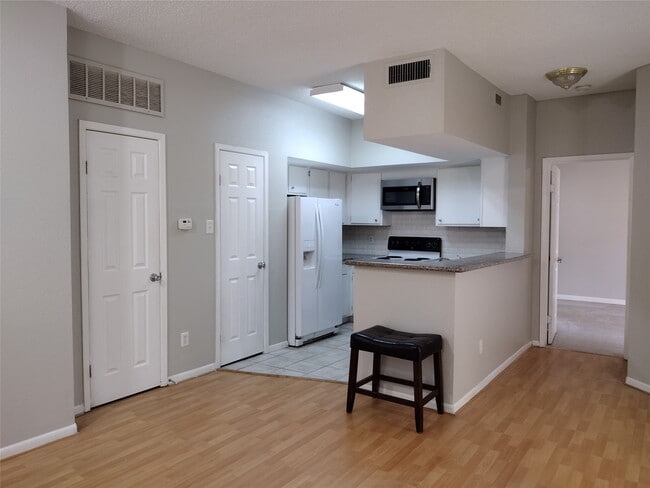 Foto del edificio - 10855 Meadowglen Ln