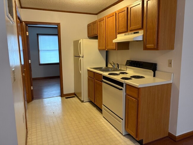 Building Photo - 812 E Maple St