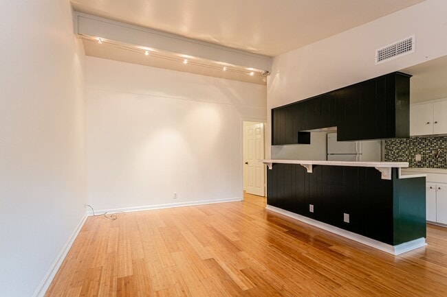 Foto del edificio - 5601 Woodrow Ave