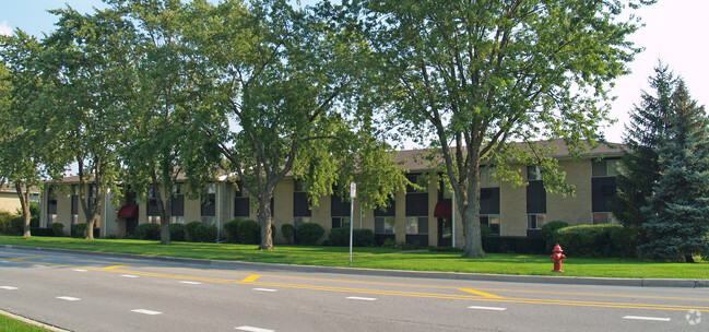 Exterior Front - Hillcrest Place Apartments