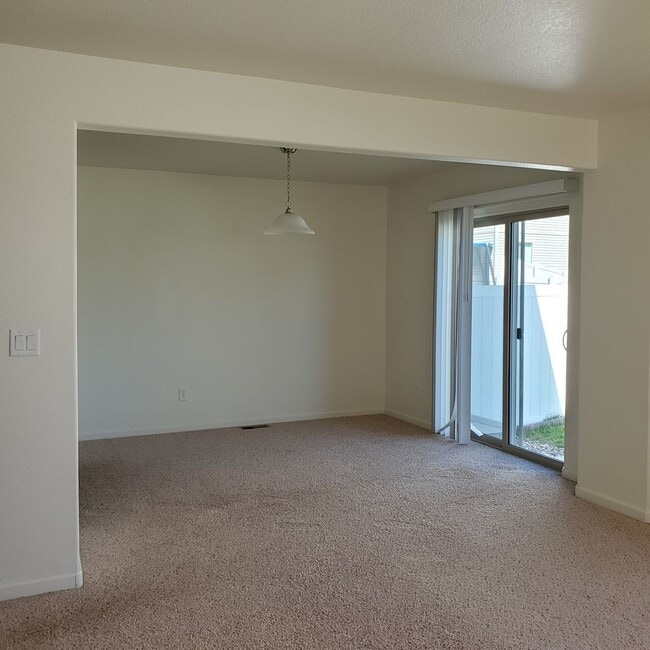 Building Photo - 3 BED 2.5 BATH SADDLE RIDGE TOWNHOME