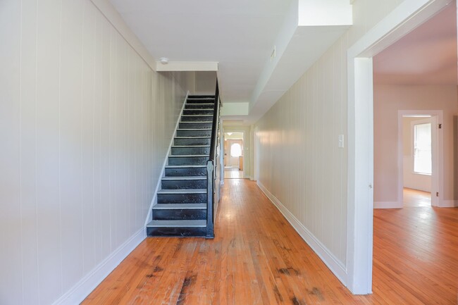 Foto del edificio - Charming 4-Bedroom Home with Hardwood Floo...