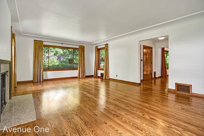 Building Photo - 3 br, 3.5 bath House - 827 34th Ave E
