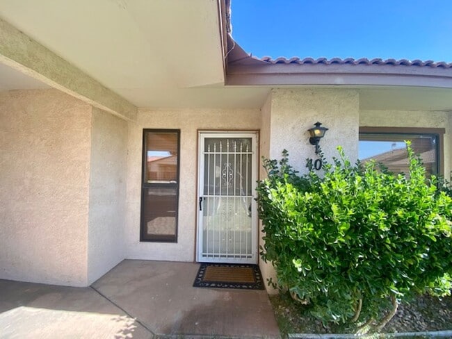 Building Photo - REMODELED TOWNHOME FOR RENT!