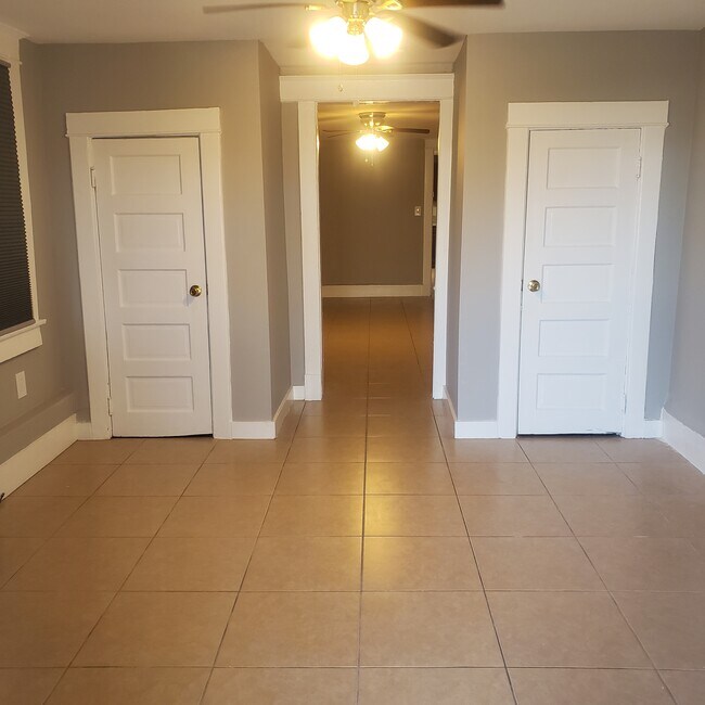 Sala de estar - 8320 Cohn St