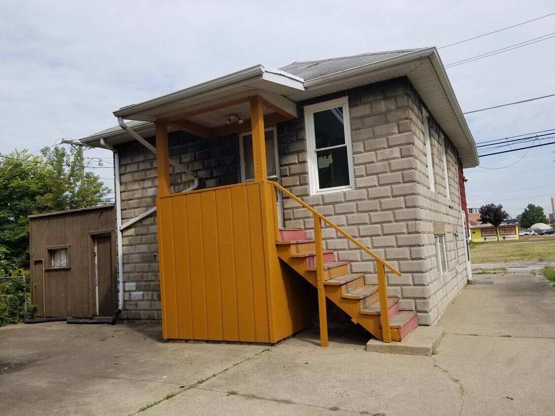 Primary Photo - 627 Douglas Ave