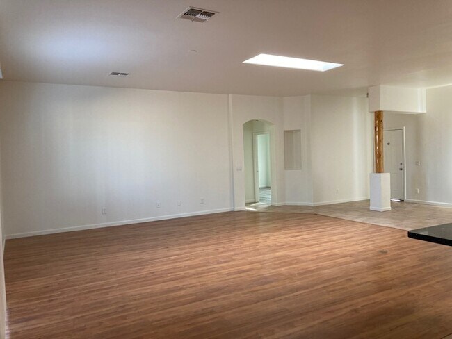 Building Photo - Beautiful 4 bedroom on an Acre lot